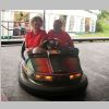 23_Majestaeten mit Hof fahren Auto Scooter.JPG